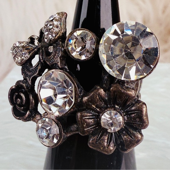 Beautiful, super bling, butterfly statement, adjustable, stretch ring - Picture 4 of 7